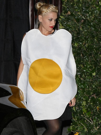 lady gaga egg costume at grammys. lady gaga egg outfit at